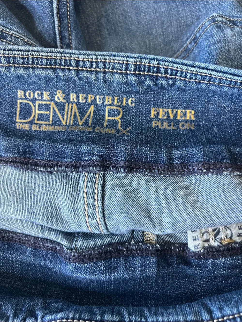 Rock & Republic Shorts Fever Pull On Denim Bermuda 10 Rx Stretchy Slimming Long